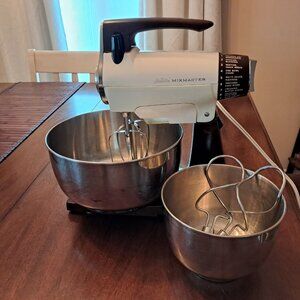 Sunbeam Mixmaster 12 Speed Mixer White and Brown-Bakelite Base-Light-Vintage